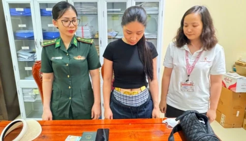 Bắt giữ người phụ nữ quấn quanh người 4kg vàng nhập lậu