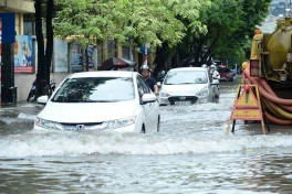 9 việc nên làm khi lái xe ô tô qua vùng ngập nước