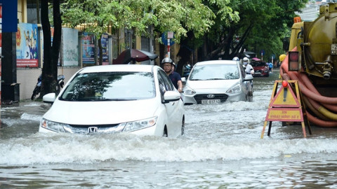9 việc nên làm khi lái xe ô tô qua vùng ngập nước