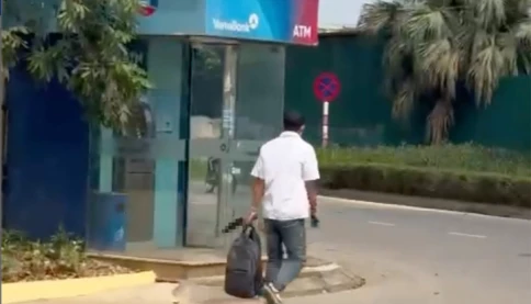 Nóng! Người đàn ông cầm dao xông vào cướp ngân hàng ở Hà Nội