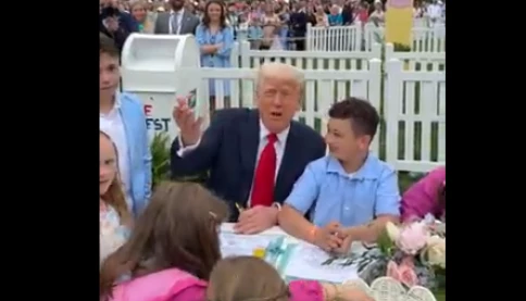 Tổng thống Trump tô màu cùng với trẻ em: “Tôi thực sự thích điều này!”