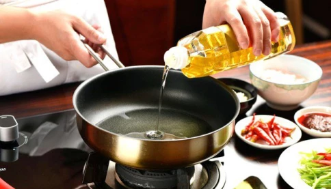 Dầu ăn độc hơn cả rượu và đường? Chuyên gia lên tiếng dẹp tan hoang mang!