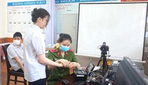 Bao giờ trẻ em được đi học, có BHYT mà không phụ thuộc vào hộ khẩu, đúng tuyến?