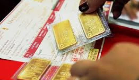 Quá  vô lý, giá vàng thế giới giảm không phanh nhưng trong nước cứ đủng đỉnh không giảm mạnh theo