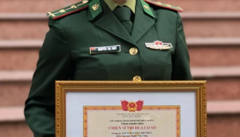 Trung úy Nguyễn Thị Thủy gây sốt khi mặc quân phục "đẹp như hoa hậu"