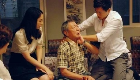 Gia đình vỡ trận vì bố chồng nhổ tóc cháu nội đòi xét nghiệm ADN