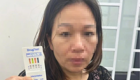 1 phụ nữ 49 tuổi ‘bay lắc’ với 2 thanh niên trong phòng trọ