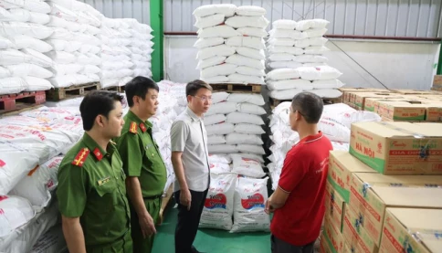 Bên trong xưởng sản xuất 71 nghìn lít dầu ăn, 40 tấn mì chính giả