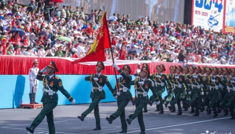 Hình ảnh tổng duyệt diễu binh: Tiêm kích Su-30MK2 thả bẫy nhiệt trên bầu trời TPHCM, người xem reo hò