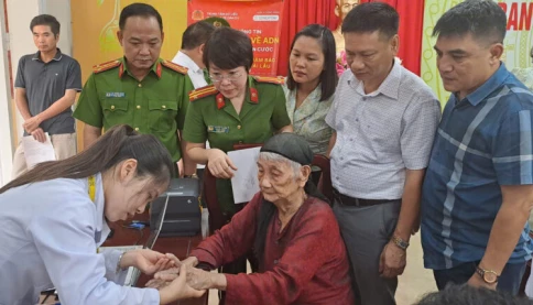 Long An thu thập 65 mẫu ADN của mẹ, thân nhân các liệt sĩ chưa về được với gia đình