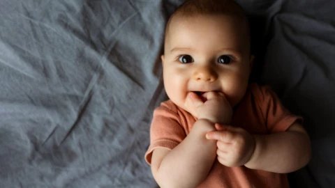 Ngửi mồ hôi nách giúp làm rõ khác biệt giữa trẻ sơ sinh và thanh thiếu niên