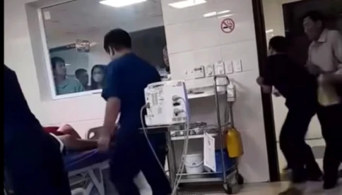 Đang cấp cứu bé gái sốc phản vệ, bác sĩ bị người nhà đạp vào bụng
