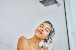 Cách thải độc tóc khỏi dầu, gàu và hóa chất tích tụ