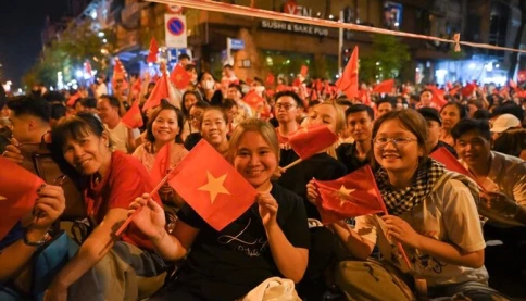 Trắng đêm chờ đại lễ: Vạn người ngồi giữa hòa bình, biết ơn thế hệ ông cha