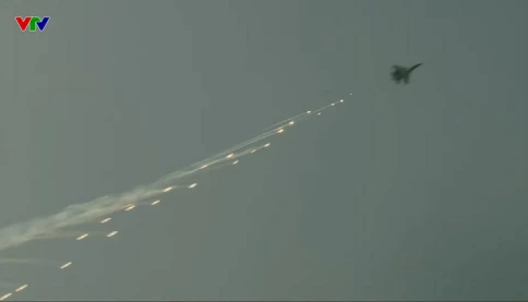 Xem lại khoảnh khắc tiêm kích Su-30 nhào lộn, thả bẫy nhiệt mở màn Lễ diễu binh 30/4/2025