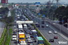 Như thường lệ, chiều nay hàng đoàn xe nối đuôi nhau vào Hà Nội