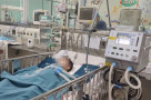 Làm thầy thuốc nên cứu người trước, đừng làm theo quy trình lạnh lùng!