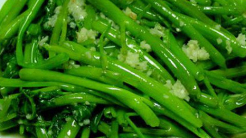 Đậy hay mở vung khi xào/ luộc rau? Cách nào mới đúng?