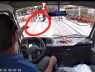 Tình huống xử lý gây bức xúc của tay lái xe máy khi đoàn học sinh đi bộ sang đường