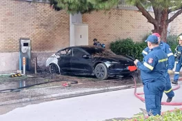 Xe Tesla chìm trong biển lửa khi cắm sạc, nguyên nhân tới từ đâu?