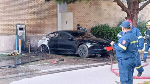 Xe Tesla chìm trong biển lửa khi cắm sạc, nguyên nhân tới từ đâu?