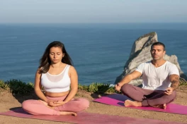 Loạt chuyên gia đình đám trả lời câu hỏi: Ngồi bắt chéo chân có hại không?
