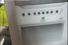 Máy Electrolux 8 bộ mới mua gặp vấn đề viên rửa còn nguyên