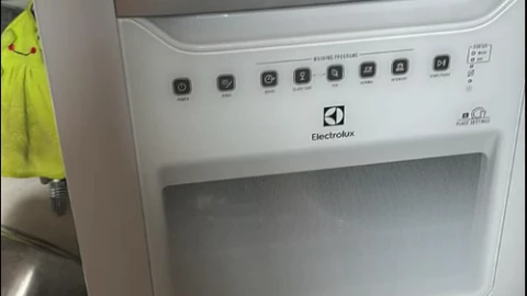 Máy Electrolux 8 bộ mới mua gặp vấn đề viên rửa còn nguyên