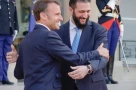 Tổng thống Pháp Macron bắt tay Tổng thống từng là một tay khủng bố bị treo thưởng 10 triệu đô. Chuyện quái gì đang xảy ra?