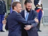 Tổng thống Pháp Macron bắt tay Tổng thống từng là một tay khủng bố bị treo thưởng 10 triệu đô. Chuyện quái gì đang xảy ra?