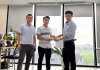Người dân chung cư ở Hà Nội bất ngờ nhặt được cục tiền từ trên cao xuống
