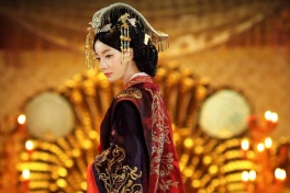 Từ cô gái hái dâu trở thành nguyên phi 1 nước, sau đó còn 2 lần nhiếp chính thay vua