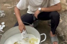 Nước hoa "Made in Dubai (UAE)" được sản xuất bằng máy đánh trứng ở Đồng Xoài