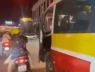Xử phạt tài xế xe buýt mở cửa đập vào người đi xe máy ở Nghệ An