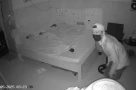 Mở camera xem cảnh lúc 3h sáng, người phụ nữ rụng rời vì thấy trộm lẻn vào