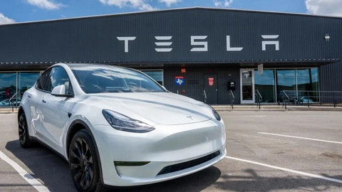 Chủ xe điện Tesla "khóc thét" vì bị từ chối cấp bằng lái xe do dùng xe điện