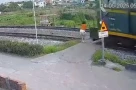 Clip cô gái bị tàu hỏa húc văng khi đi bộ qua đường ray