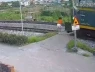 Clip cô gái bị tàu hỏa húc văng khi đi bộ qua đường ray