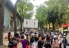 Xếp hàng thành kính đợi được vào chùa Quán Sứ (Hà Nội) để chiêm bái xá lợi Phật