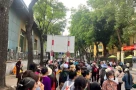 Xếp hàng thành kính đợi được vào chùa Quán Sứ (Hà Nội) để chiêm bái xá lợi Phật