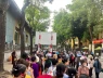 Xếp hàng thành kính đợi được vào chùa Quán Sứ (Hà Nội) để chiêm bái xá lợi Phật