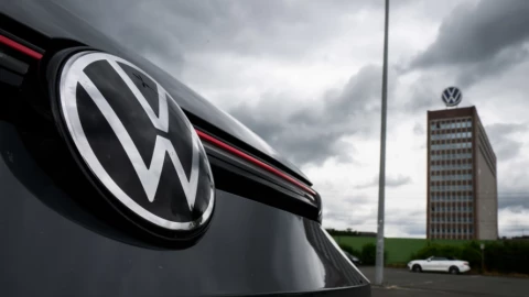 Volkswagen lại hạ dự báo doanh số, "than thở" thị trường giờ khó khăn quá!