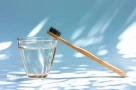 Có nên súc miệng sau khi đánh răng?