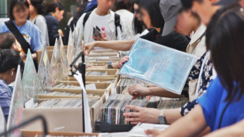 Chuyện gì xảy ra thế này: mặc kệ Spotify và Apple Music, nhiều người nghe nhạc đổ xô săn lùng... đĩa than