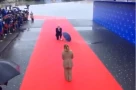 wow, wow, Thủ tướng Albania QUỲ gối chào đón Thủ tướng Ý