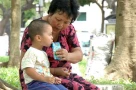 Ông bà chăm cháu nhỏ: đã mệt còn bị trách móc. Nguyên nhân sâu xa là gì?