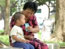 Ông bà chăm cháu nhỏ: đã mệt còn bị trách móc. Nguyên nhân sâu xa là gì?