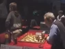 Cậu bé 13 tuổi tỏ ra buồn chán khi thi đấu với huyền thoại cờ vua Garry Kasparov