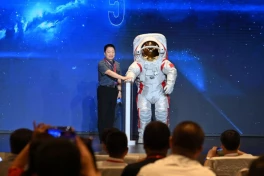 Elon Musk "ghen tị" khi thấy Trung Quốc công bố bộ đồ phi hành gia cho sứ mệnh đổ bộ Mặt Trăng