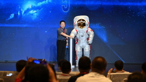 Elon Musk "ghen tị" khi thấy Trung Quốc công bố bộ đồ phi hành gia cho sứ mệnh đổ bộ Mặt Trăng